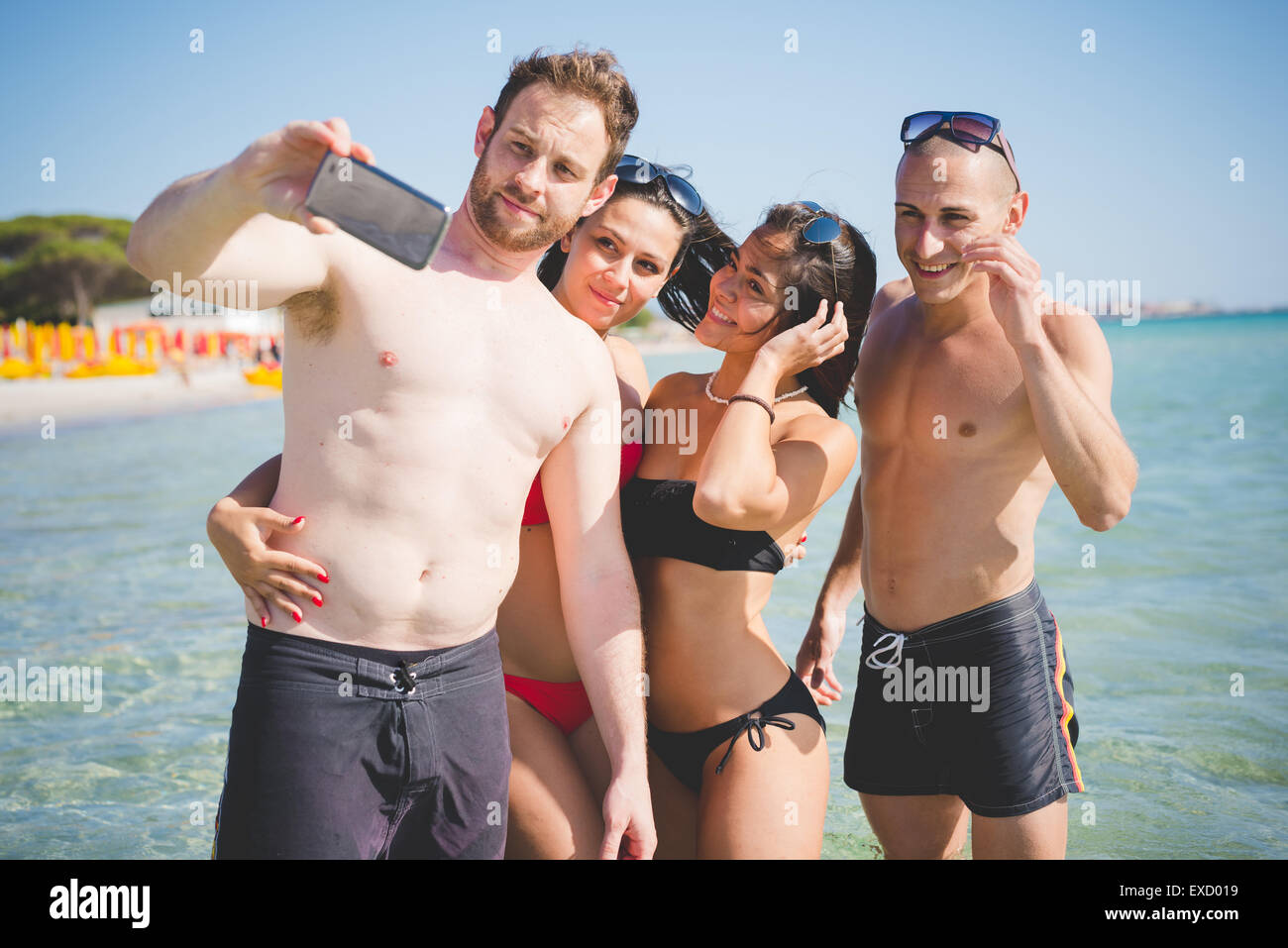 Grupo de jóvenes amigos multiétnico de hombres y mujeres en la playa en  verano tomando selfie en el agua Fotografía de stock - Alamy