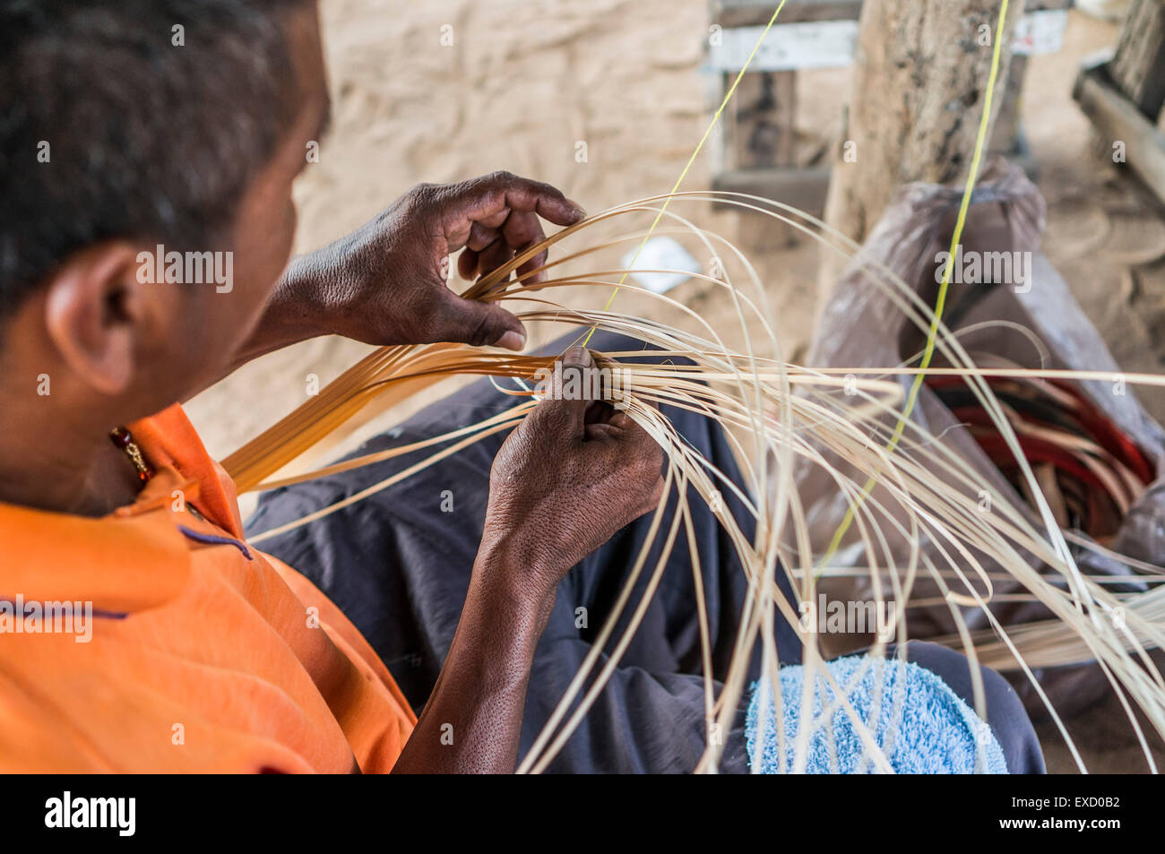Hombre indígena wayuu construyendo un sombrero de bambú en el estilo