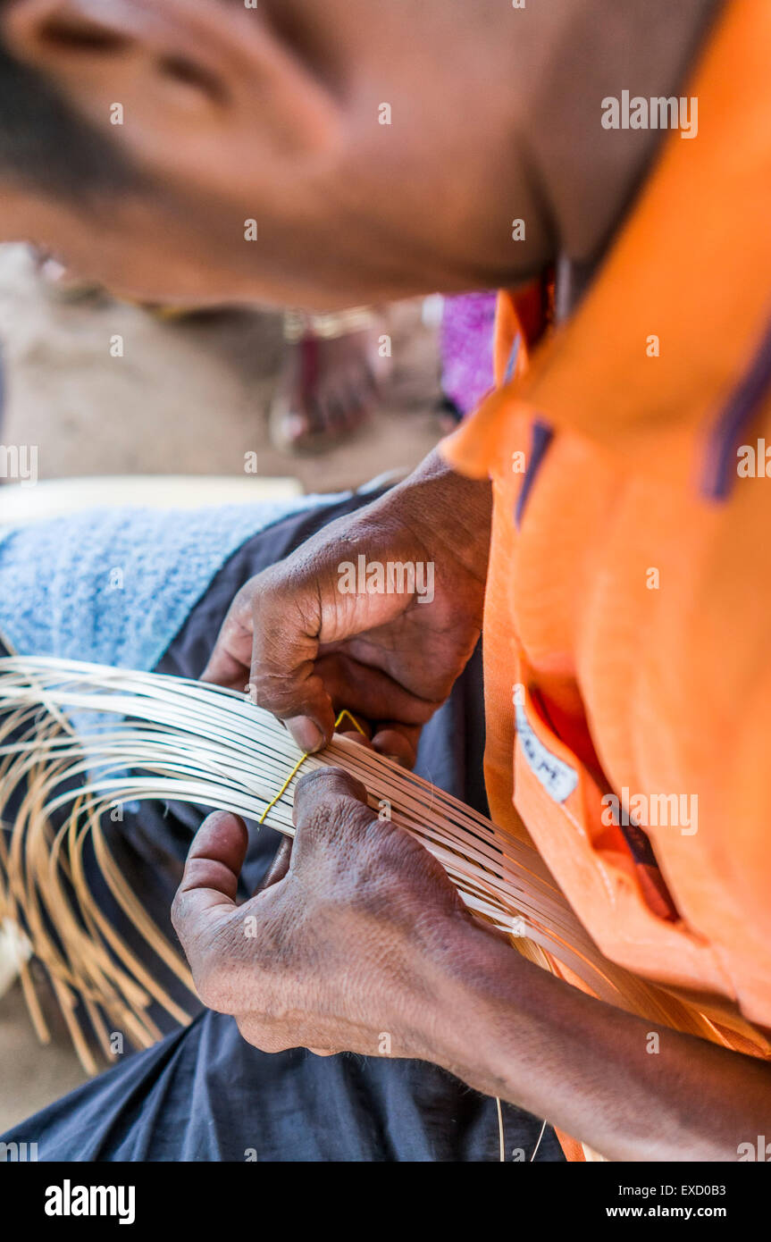 Hombre indígena wayuu construyendo un sombrero de bambú en el estilo