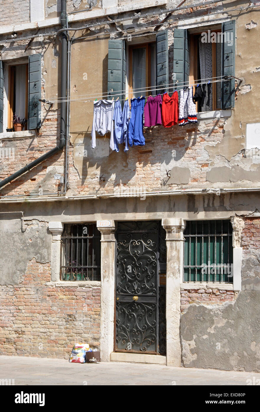 Italia, Venecia Santa Croce región - back street - Cerrar -fachada apartamentos - ladrillos viejos -rejas - lavado en seco Foto de stock