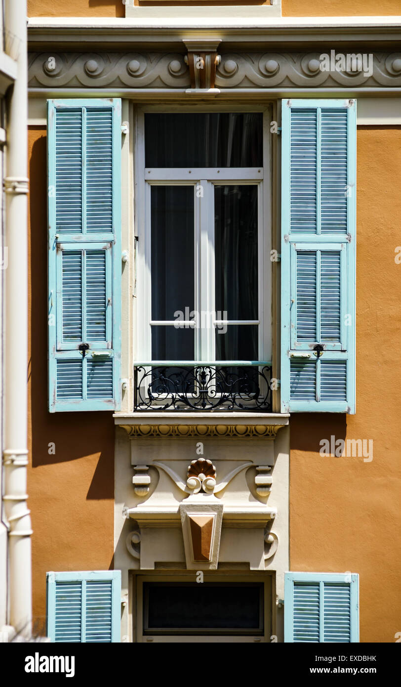 Nuevas ventanas de PVC en viejas casas reformadas. Mónaco. Diseño y  construcción Fotografía de stock - Alamy