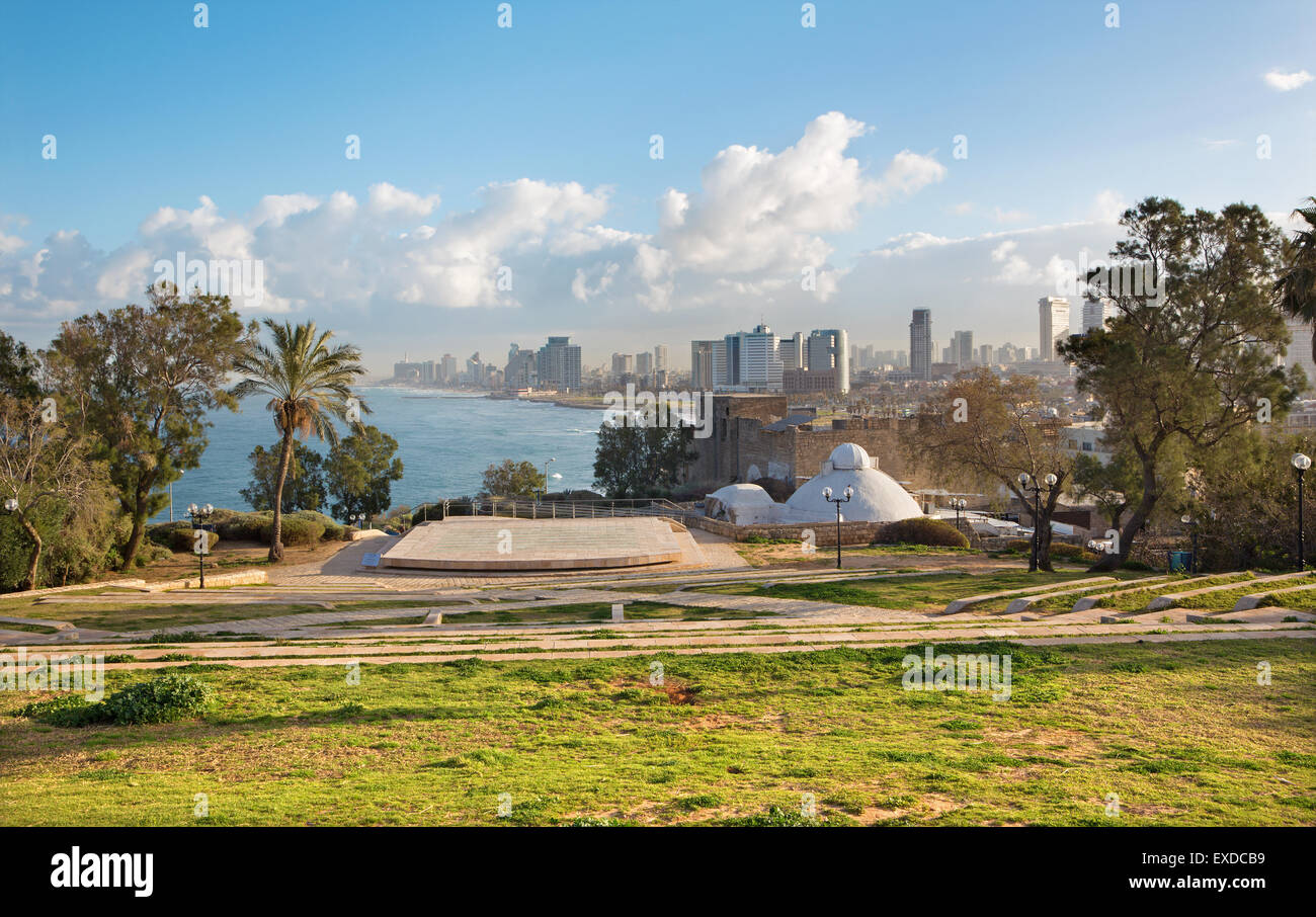 TEL AVIV, ISRAEL - Marzo 2, 2015: Las perspectivas de la costanera y ciudad de Gan HaPisga Jardín en la Cumbre vieja de Jaffa, Foto de stock