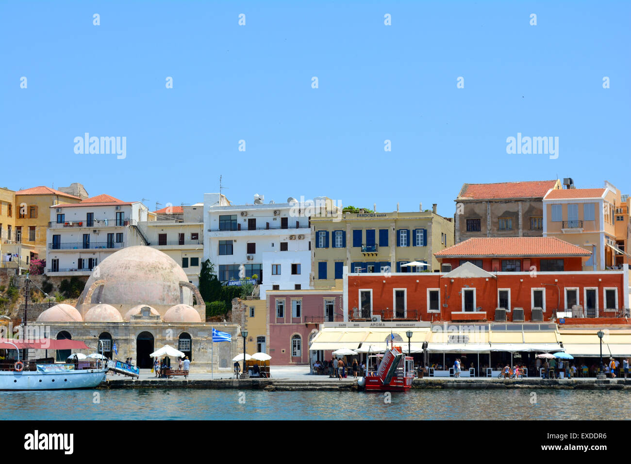 Casas de color pastel a la orilla del mar, en el puerto de Chania, en Creta, Grecia Foto de stock