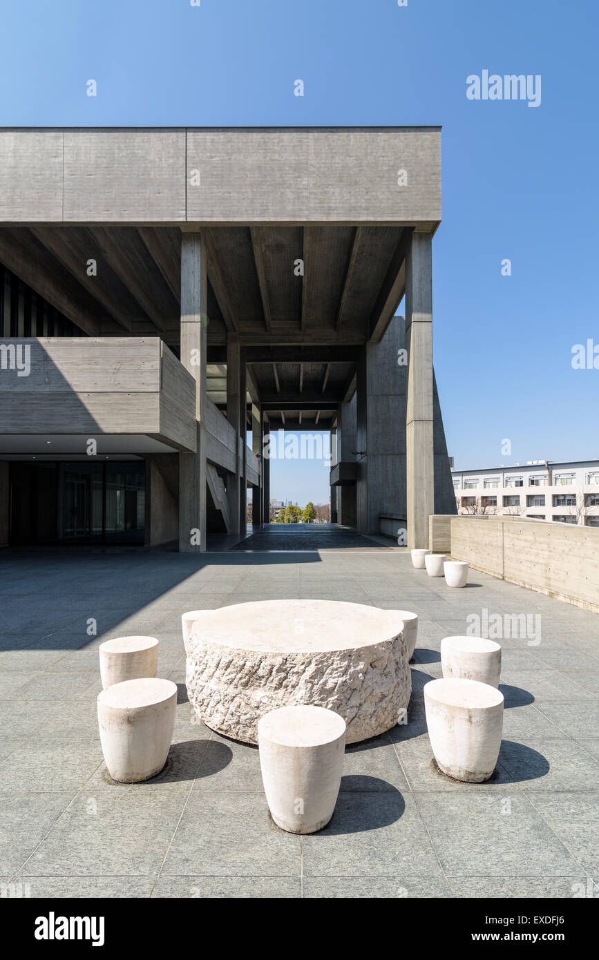 Arquitectura brutalista. Auditorio Toyoda en la Universidad de Nagoya en Japón. Foto de stock
