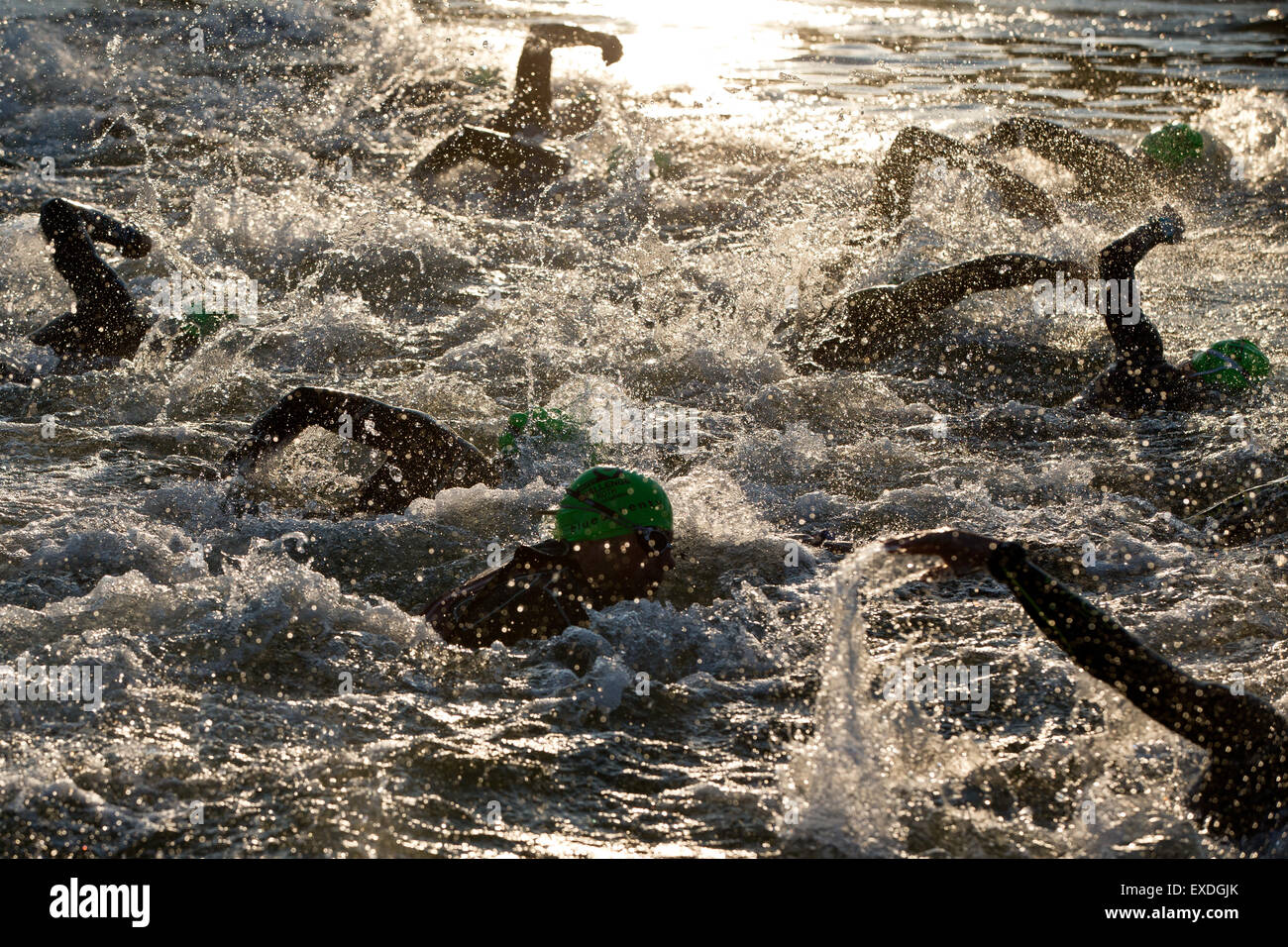Hilpoltstein, Alemania. 12 de julio de 2015. Triatletas compiten en la etapa de natación de 3,8km de que tomen parte en el desafío Datev triathlon en Hilpoltstein Roth, el sur de Alemania, el 12 de julio de 2015. Foto: Daniel Karmann/dpa/Alamy Live News Foto de stock