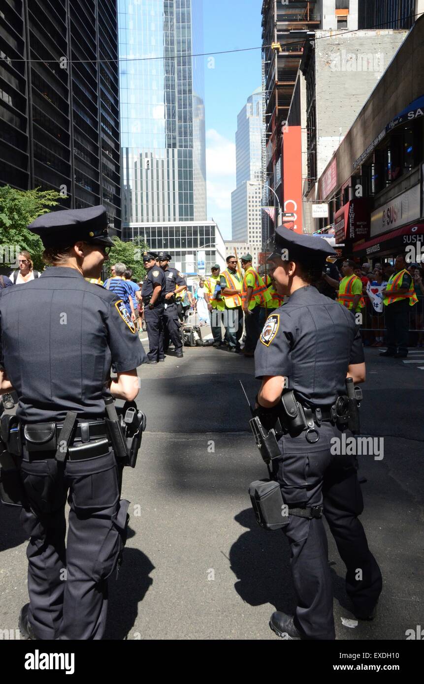 Policías de la NYPD policía en calle nueva york Foto de stock