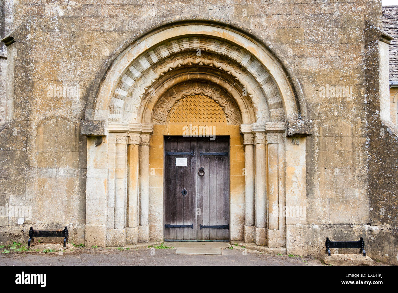 Pueblo Inglés de Guiting potencia. La Iglesia de San Miguel. El tímpano y los trabajos de