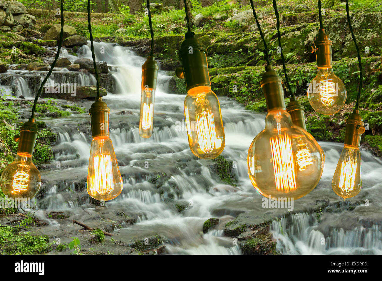 Antiguo estilo edison bombillas colgando por encima de una cascada de misty  Fotografía de stock - Alamy