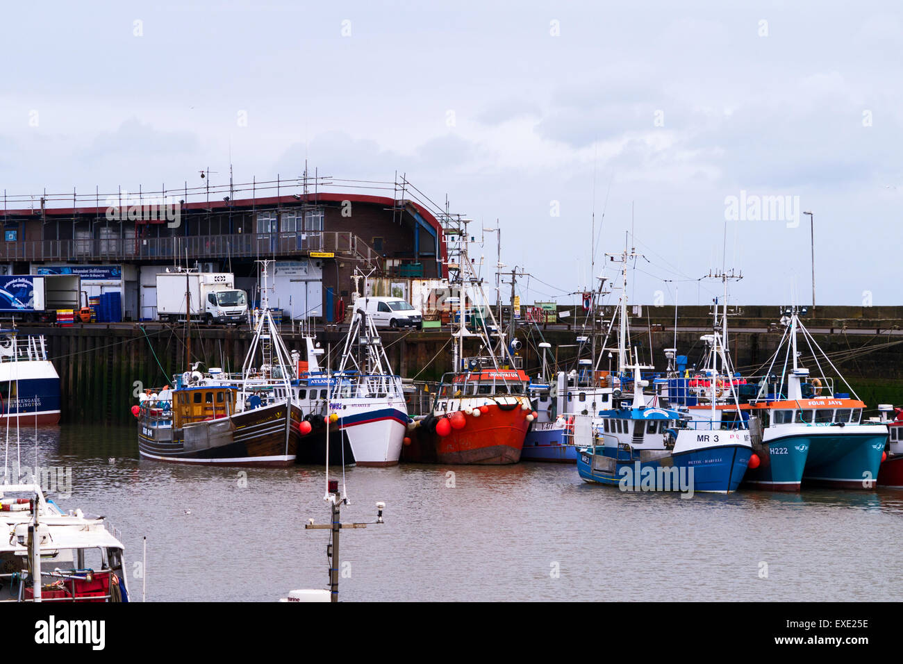 Coloridos barcos de pesca amarrados en el puerto en Bridlington, East Riding de Yorkshire, Inglaterra, Reino Unido. Foto de stock
