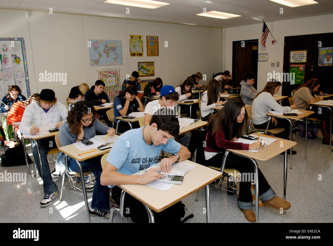 Los estudiantes en las aulas de la escuela de alta tomar una prueba estandarizada de matemáticas Foto de stock