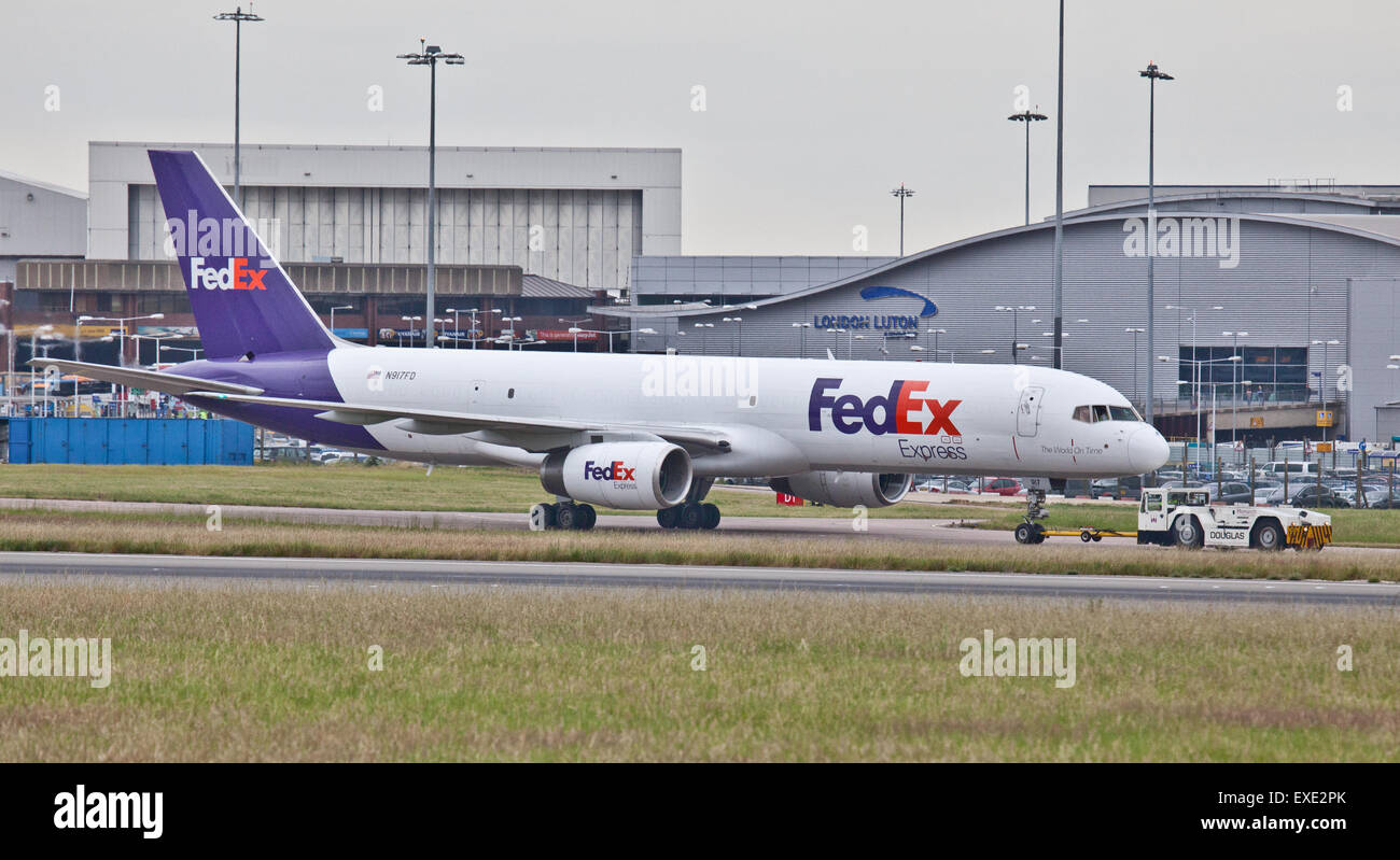 FedEx Boeing 757 N917FD de rodadura en el aeropuerto de London-Luton LTN Foto de stock