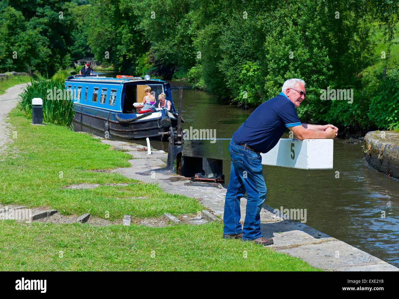 Narrowboat en bloqueo en el Rochdale Canal cerca de Hebden Bridge, West Yorkshire, Inglaterra Foto de stock