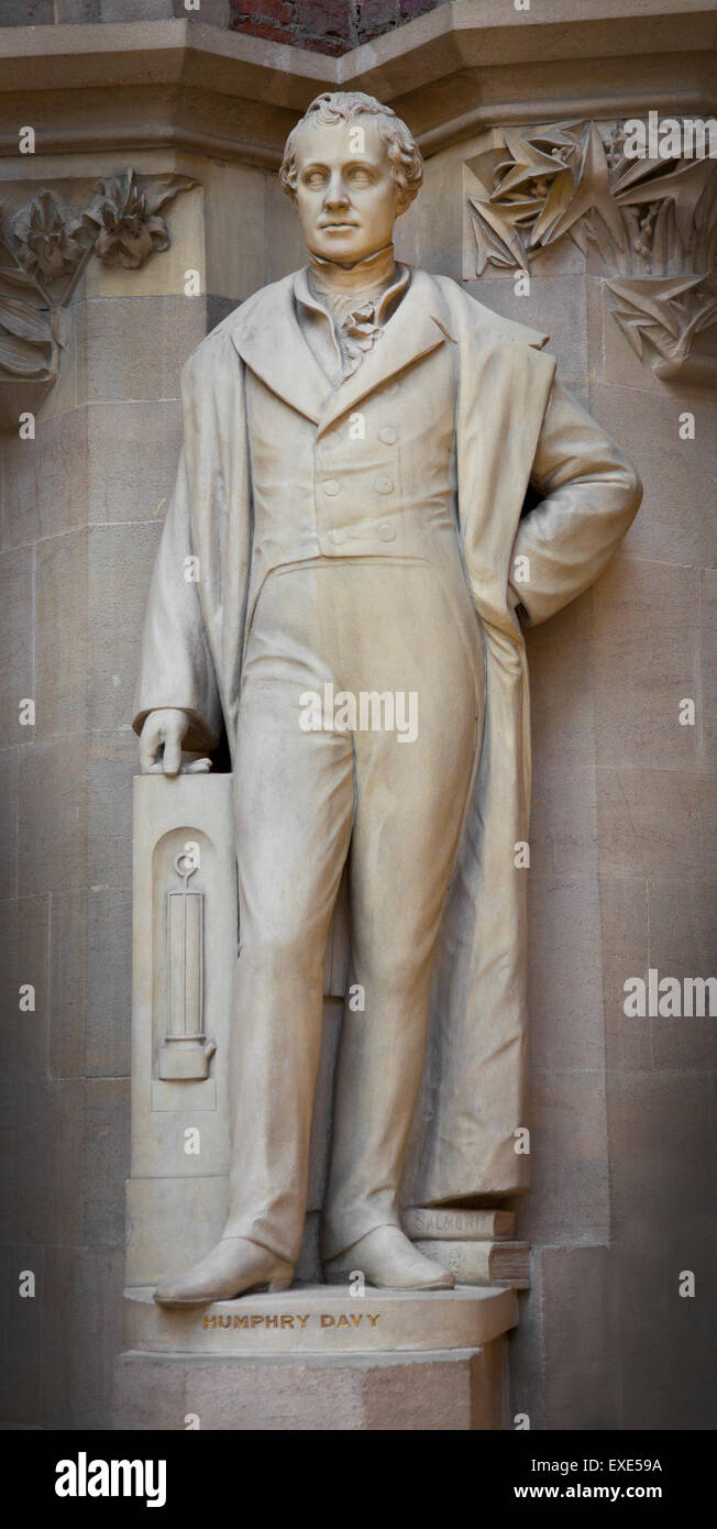 Sir Humphry Davy, Lámpara minera, una de las varias estatuas de los hombres doctos en exhibición en el Museo de Historia Natural de Oxford, Oxford. Foto de stock