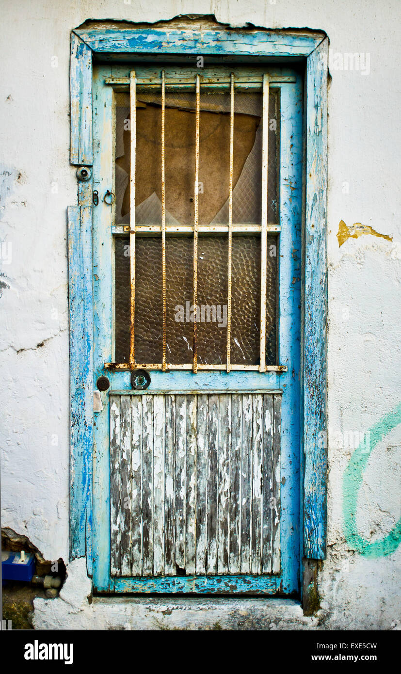 Una puerta de madera desgastada en un edificio abandonado Foto de stock