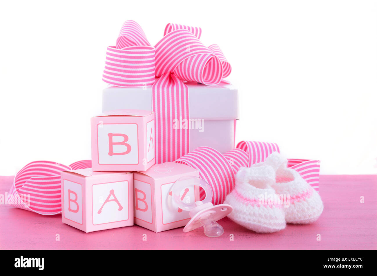 Baby Shower Su Una Nina Rosa Regalo Con Patucos Dummy Y Caja De