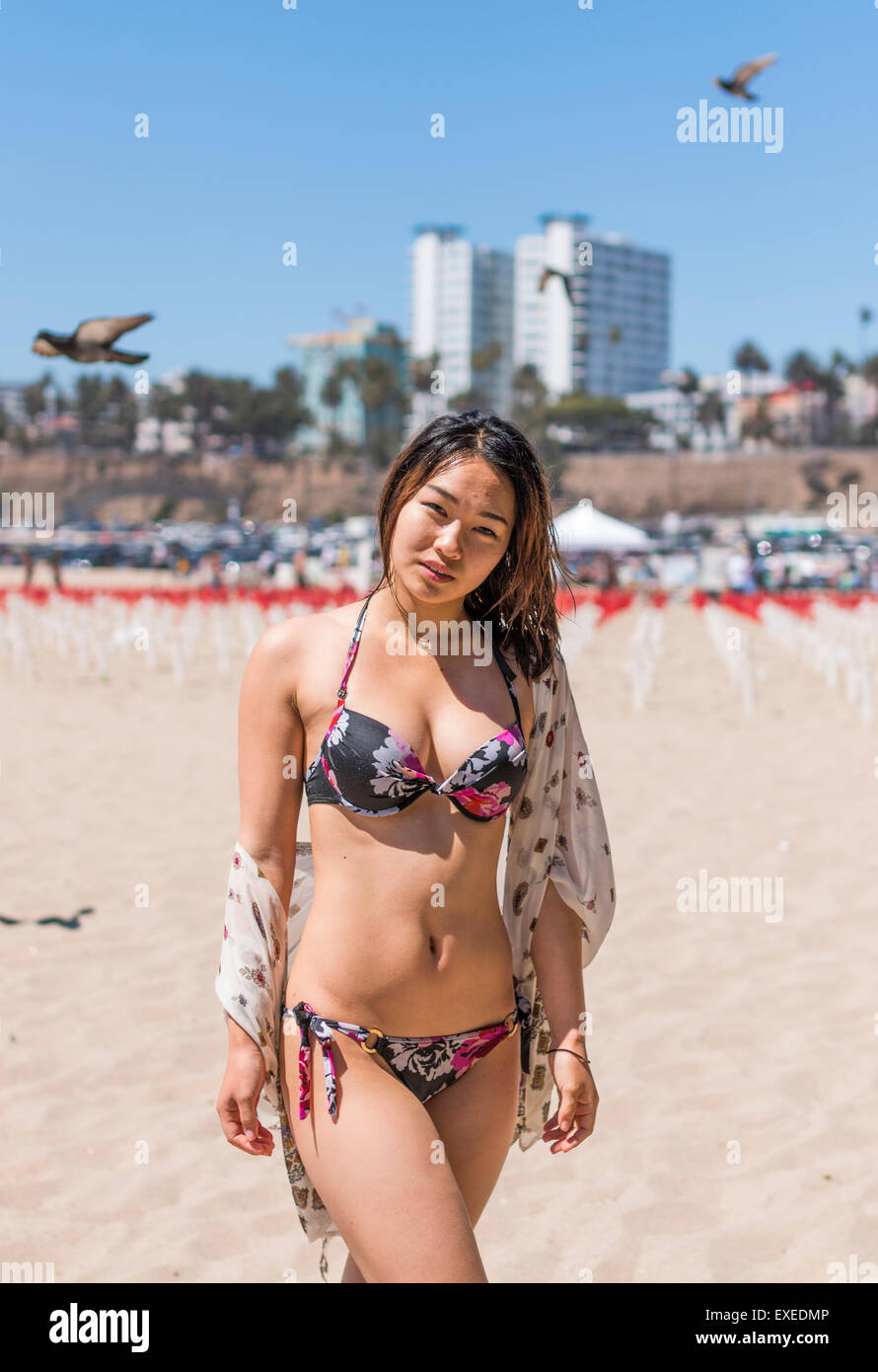 Modelo, bikini, asiática, playa, arena, pier mujer,bañador Fotografía de  stock - Alamy