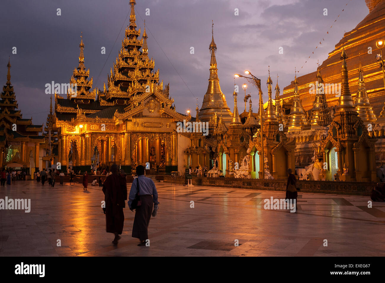 Los templos y santuarios de la Pagoda de Shwedagon, Escena nocturna, Yangon, Myanmar Foto de stock