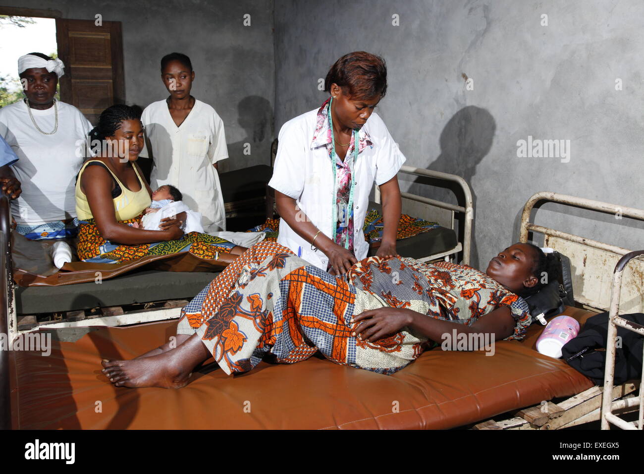 La mujer embarazada que está siendo examinado por un médico, en el hospital, Kawongo Matamba-Solo, distrito, en la provincia de Bandundu, Congo-Brazzaville Foto de stock