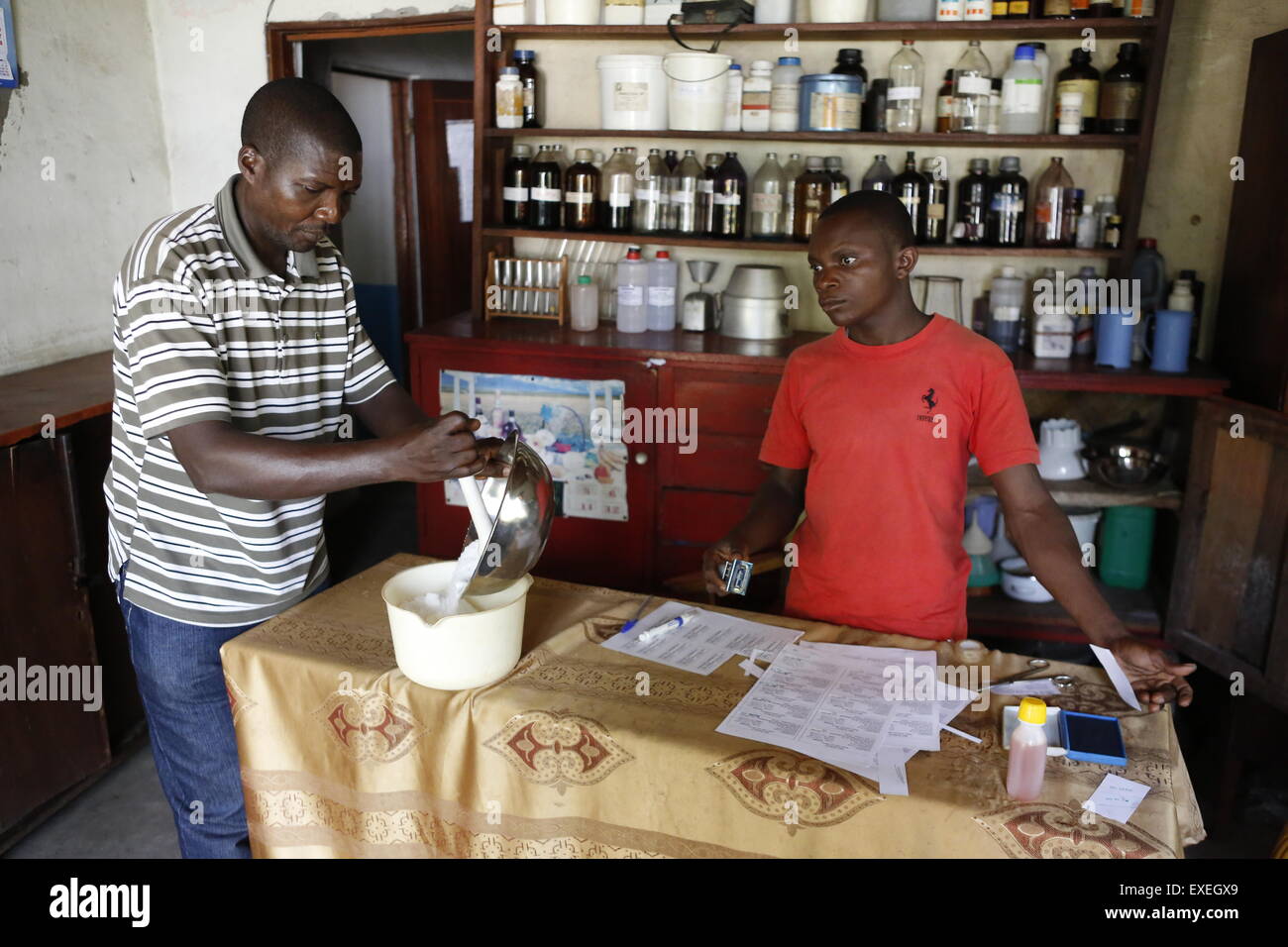 Los farmacéuticos la preparación de medicamentos, hospital y centro de salud, distrito Kawongo Matamba-Solo,, en la provincia de Bandundu Foto de stock