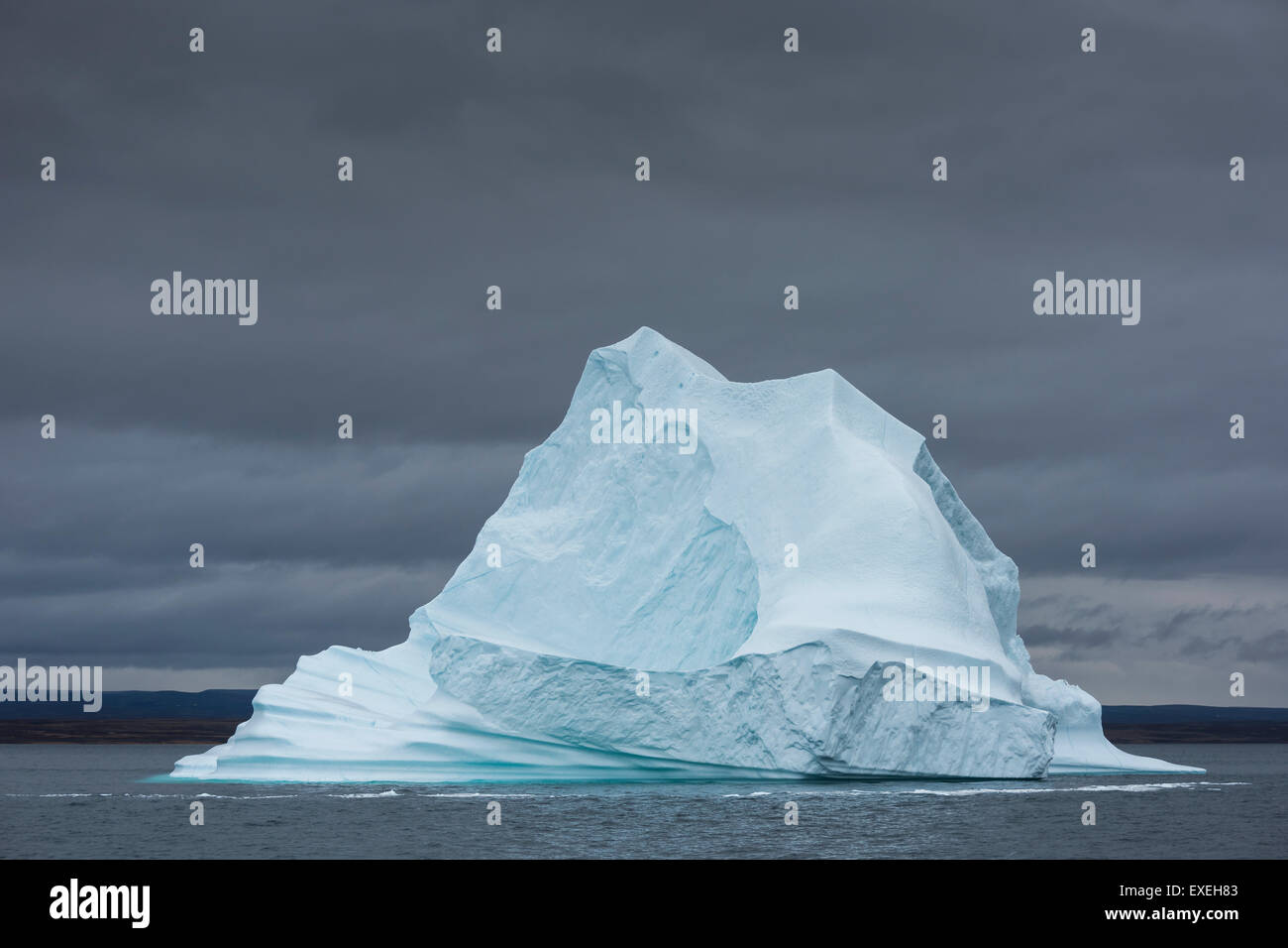 Iceberg flotando en el agua, Scoresbysund, Groenlandia Oriental y Groenlandia Foto de stock