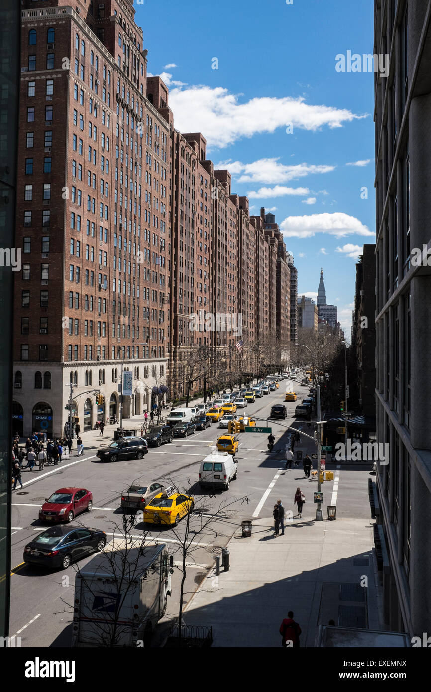 23Rd street en el west side de Manhattan y el cruce con la 10th Avenue, visto desde la línea alta Foto de stock