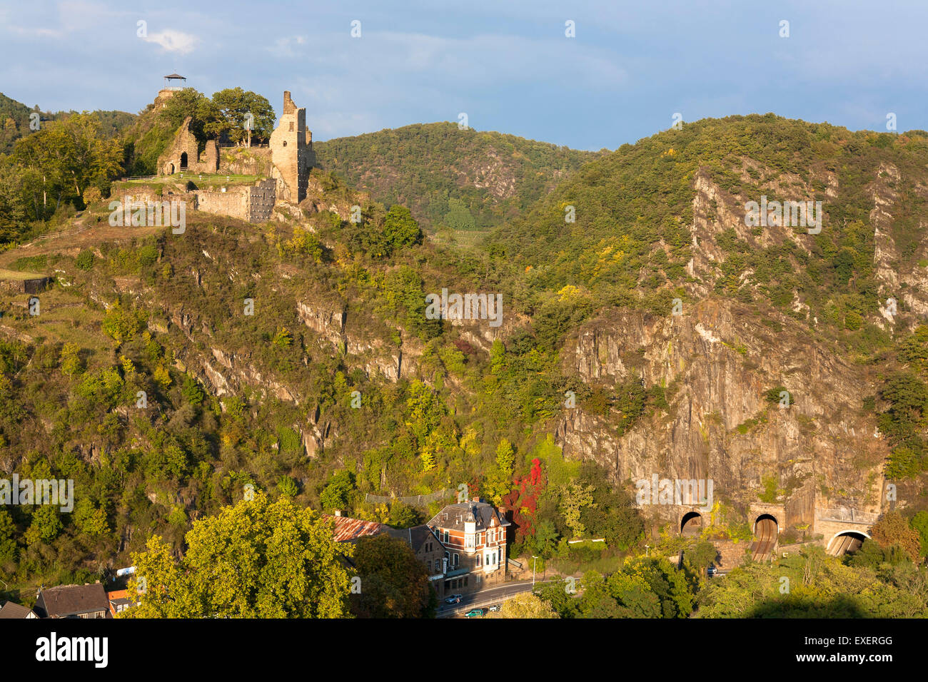 En Europa, Alemania, Renania-Palatinado, región de Eifel, el castillo están por encima Altenahr al río Ahr. Europa, Deutschland, Rhein Foto de stock
