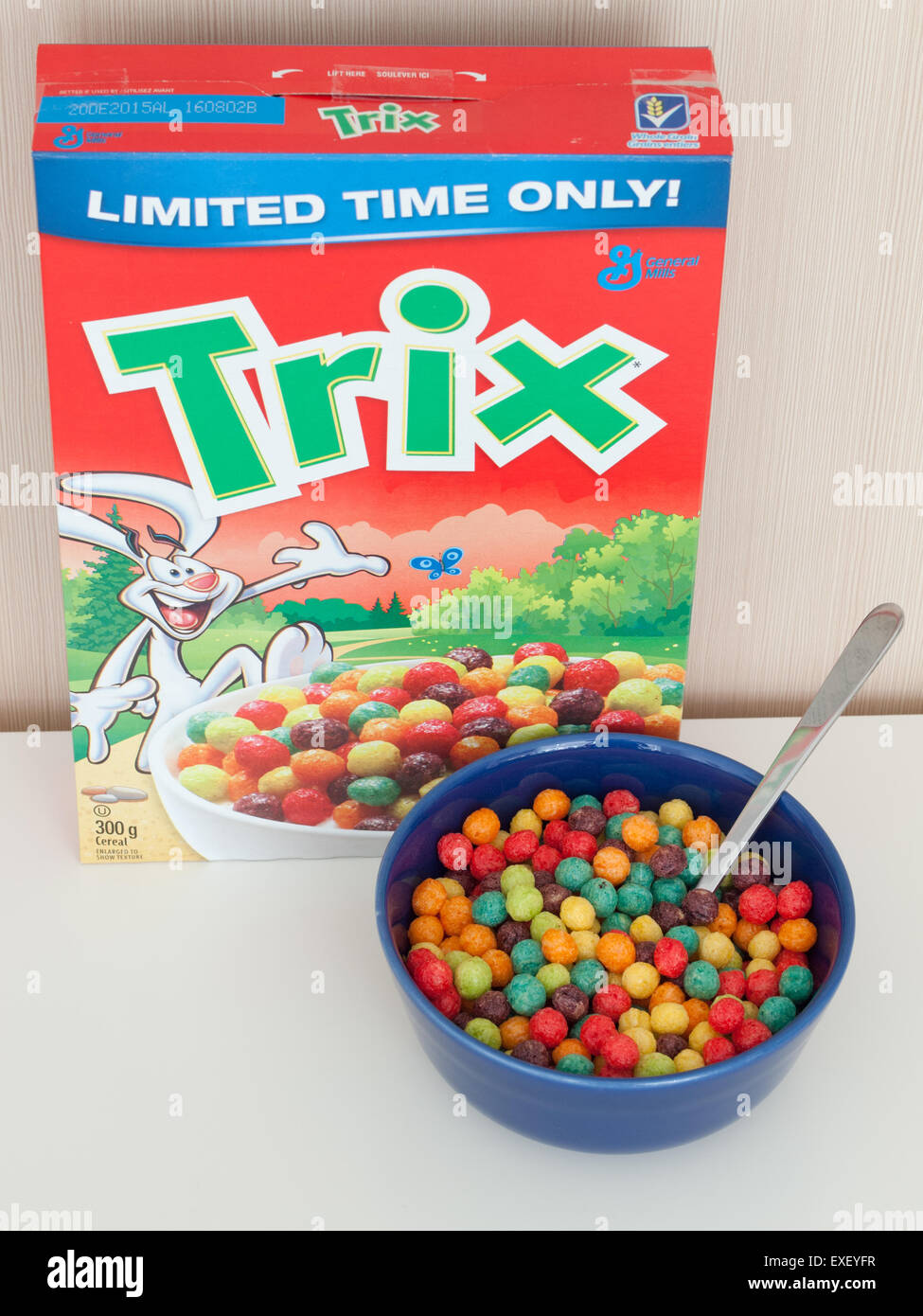 Un cuadro y el tazón de cereales Trix Fotografía de stock - Alamy