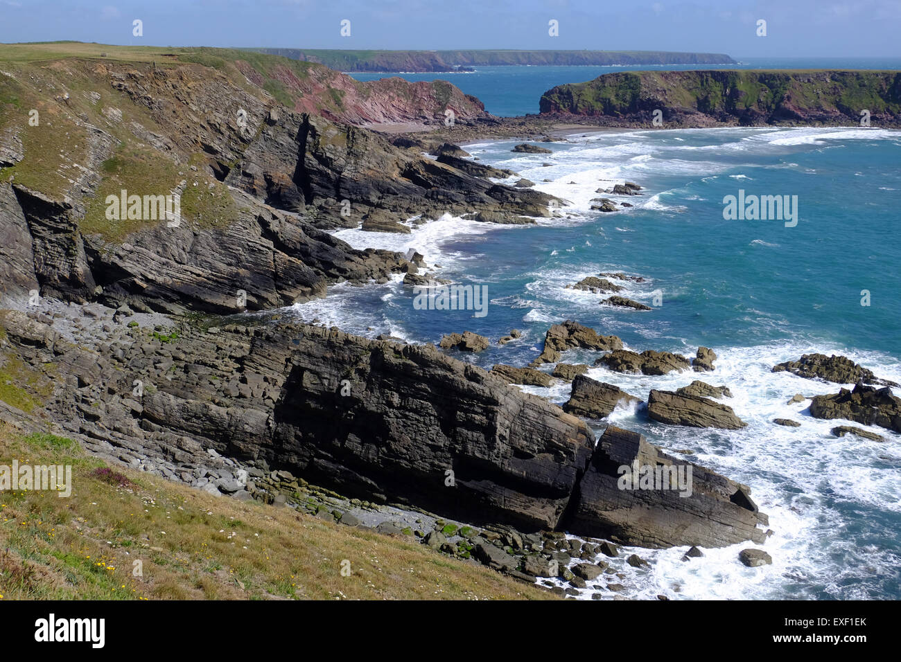 Isla Gateholm y Albion Sands cerca de Marloes en la ruta de la costa de Pembrokeshire. Foto de stock