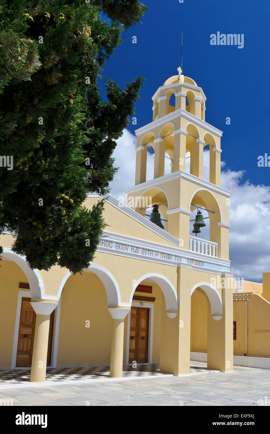 Una de las hermosas iglesias de Oia, Santorini, Grecia Fotografía de stock  - Alamy