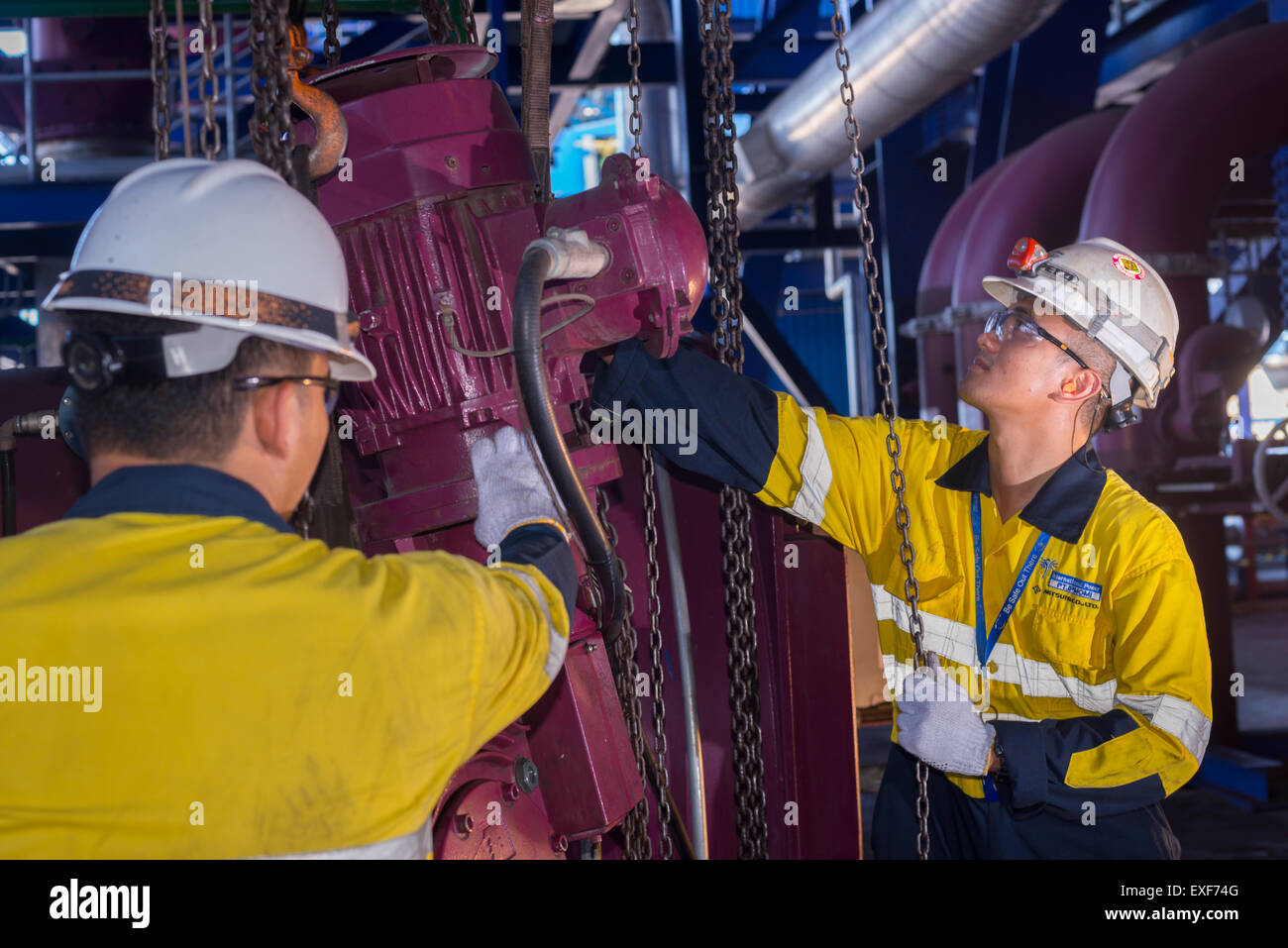 Los técnicos están demostrando una tarea sobre el mantenimiento de equipos en la central eléctrica Paiton en Probolinggo, Java Oriental, Indonesia. Foto de stock