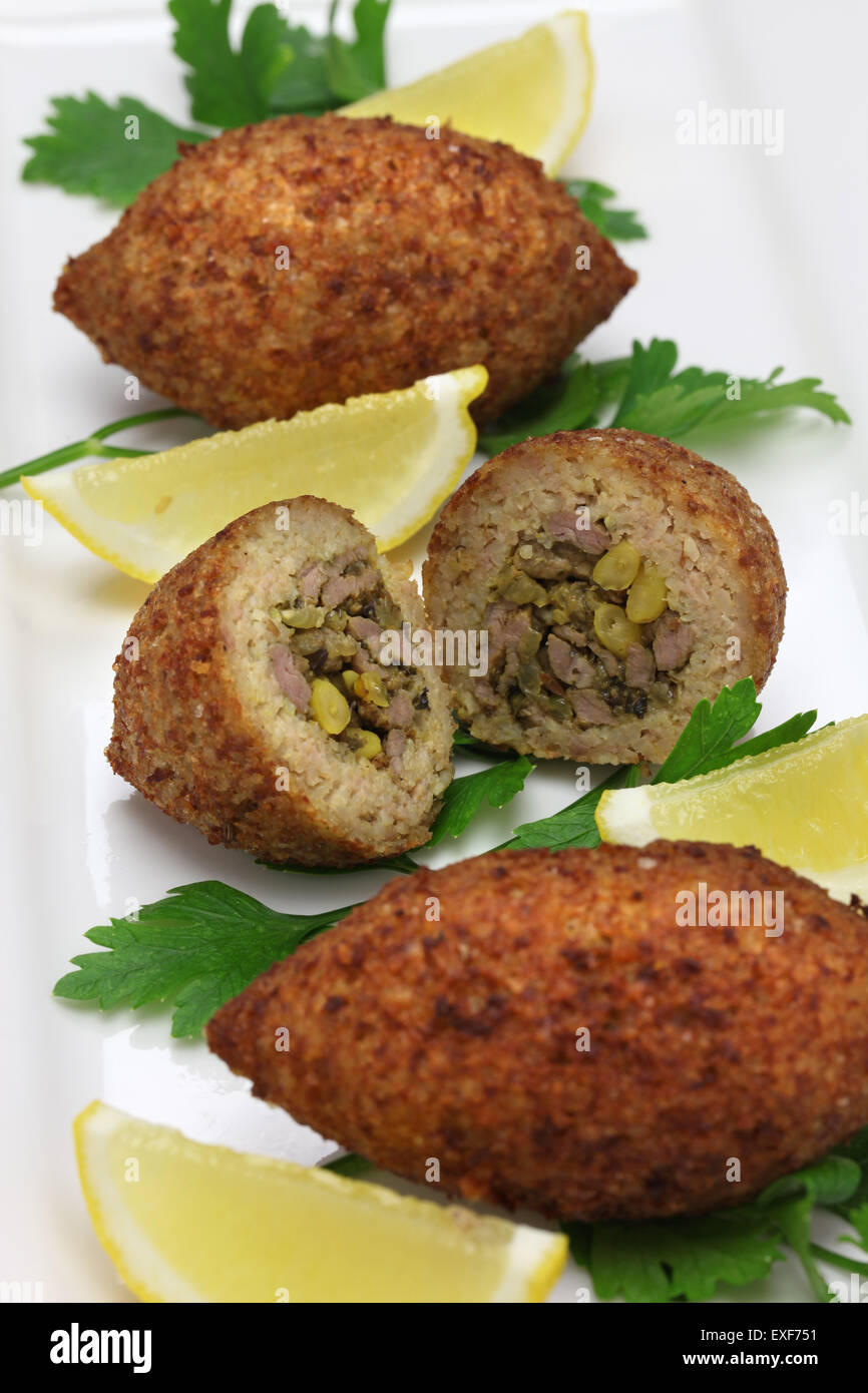 Kibbeh caseras, comida de medio oriente, croqueta frita y picada de cordero con bulgur Foto de stock