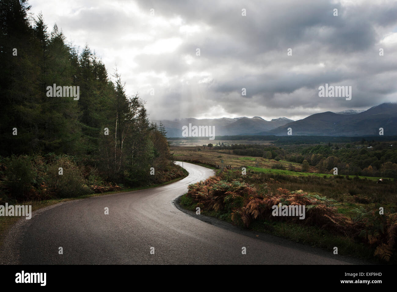 Sinuoso camino a través de montañas, Scotland, Reino Unido Foto de stock