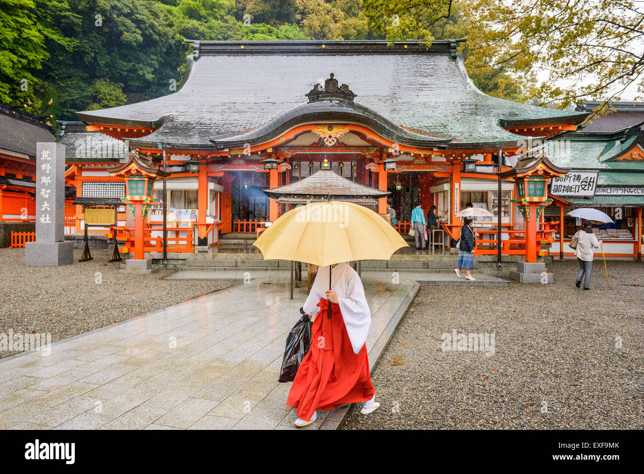 Un sacerdote sintoísta y turistas en Kumano Nachi Taisha Shrine de Heiden hall en Wakayama, Japón. Foto de stock
