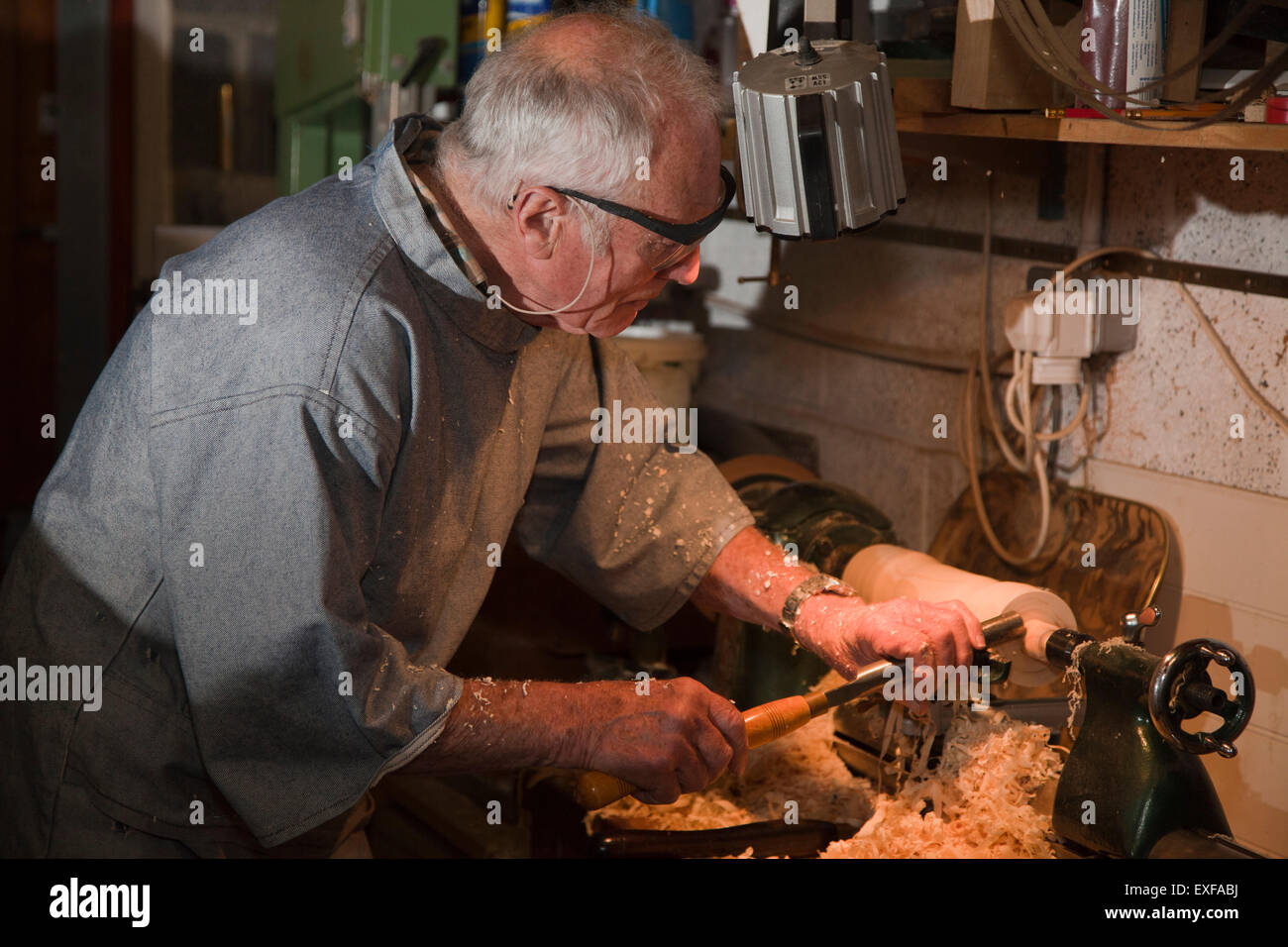 Hombre Senior la conformación de piezas de madera con las herramientas de la carpintería Foto de stock