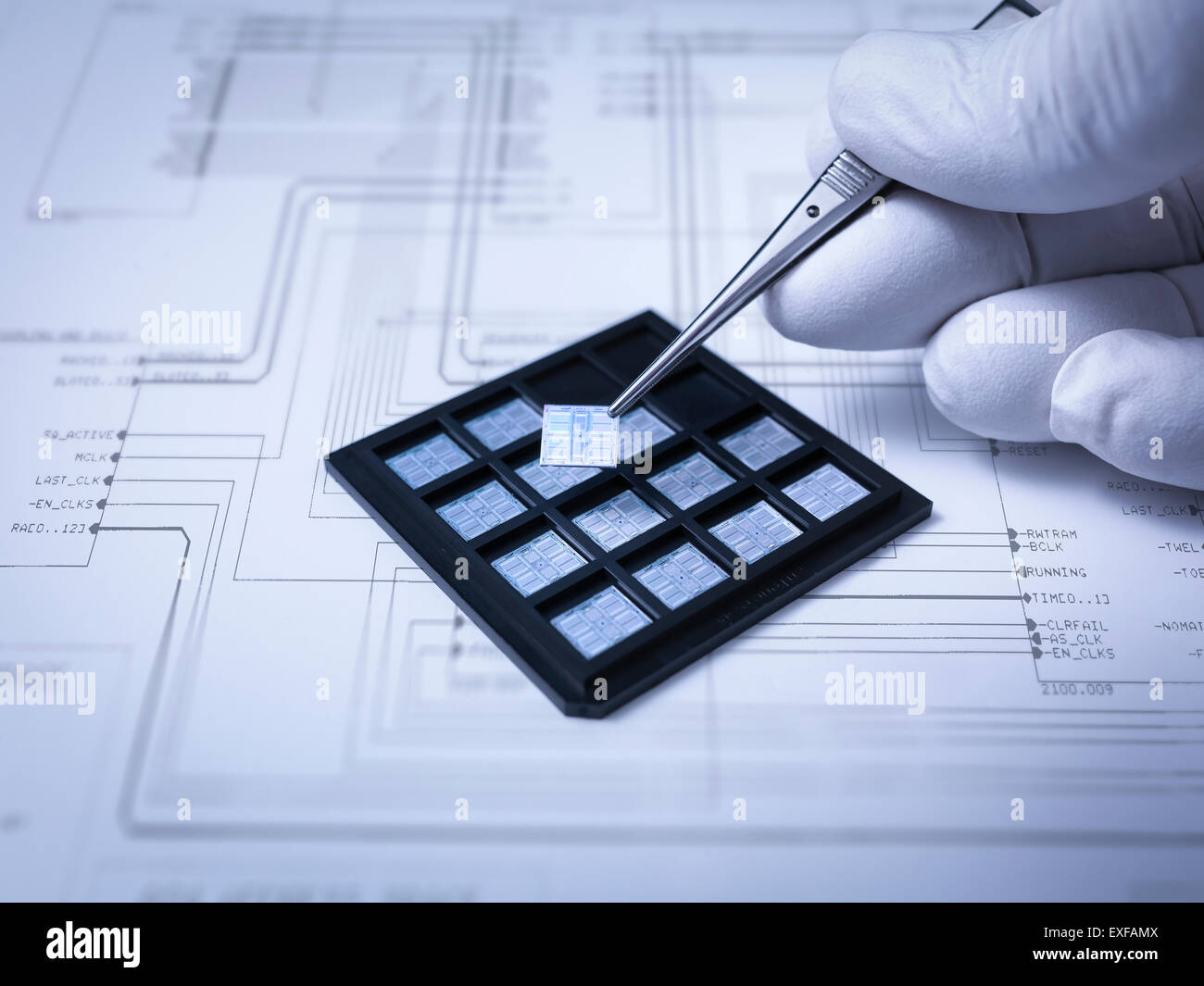 Los pequeños chips electrónicos celebrado en pinzas en laboratorio, cerrar Foto de stock