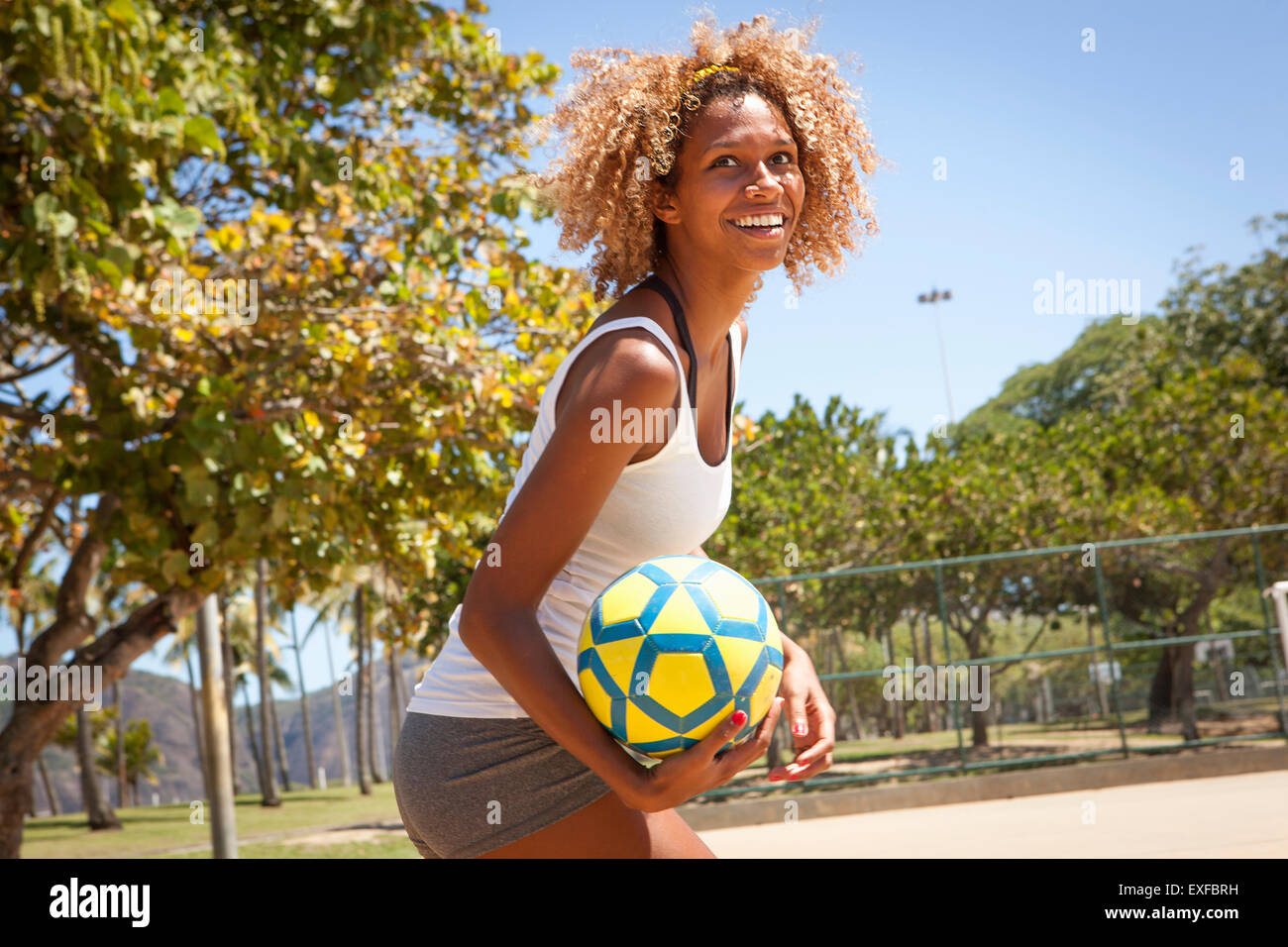 Retrato de joven jugador de baloncesto femenino con bola Foto de stock