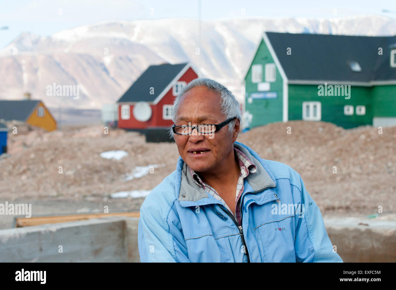 Hombre de Ittoqqortoormiit local Village - Groenlandia Foto de stock