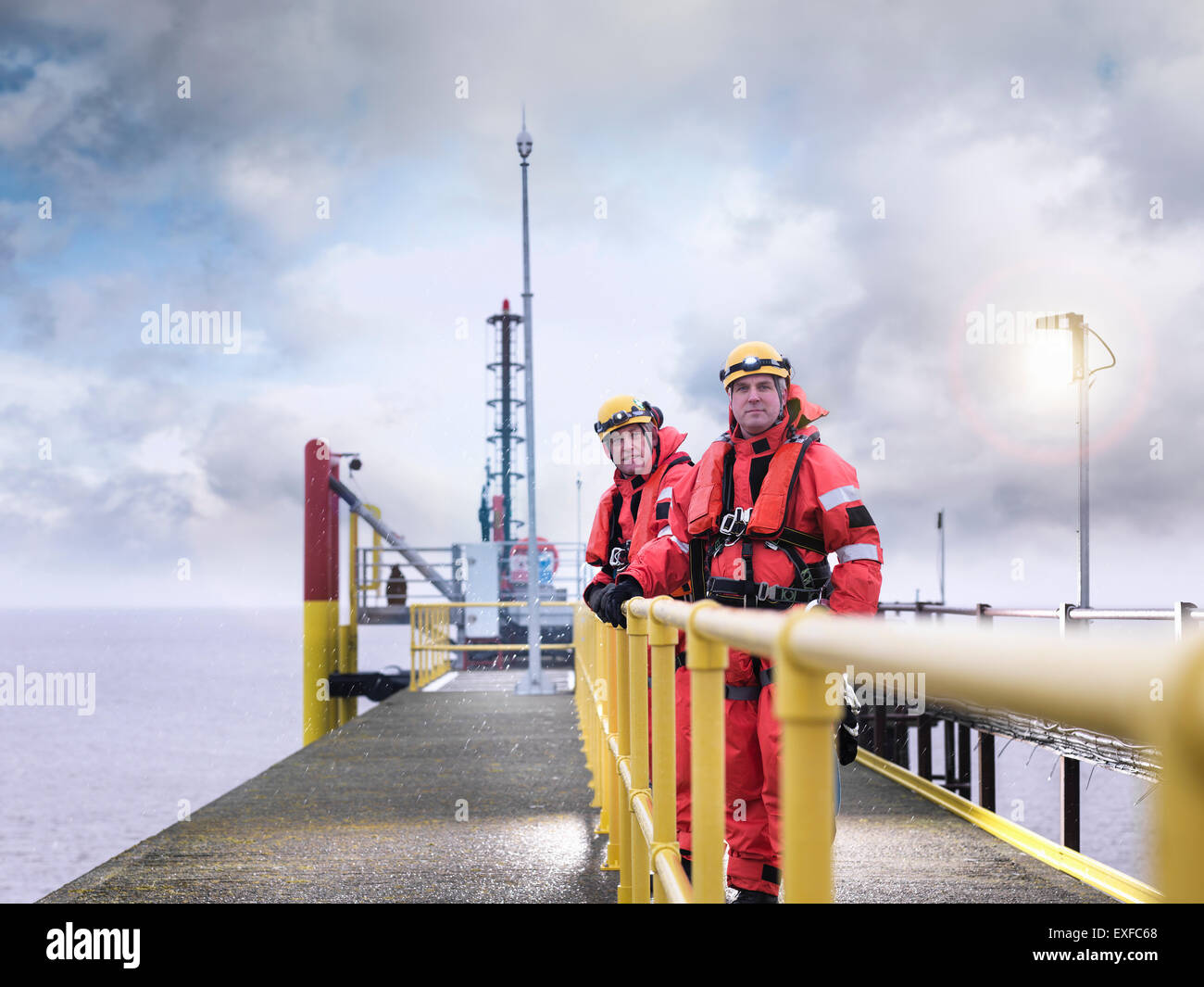 Los trabajadores de los parques eólicos offshore en el embarcadero, en el mar, Retrato Foto de stock