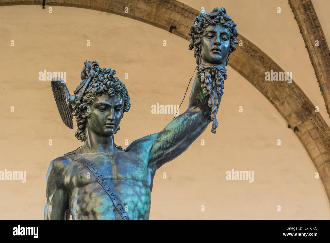 La estatua de bronce de David de colgar la cabeza de Goliat Fotografía