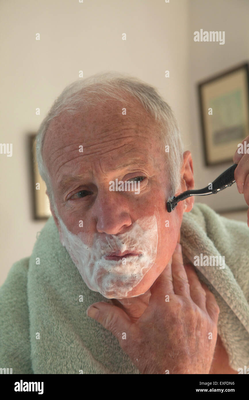 Afeitado hombre Senior Foto de stock