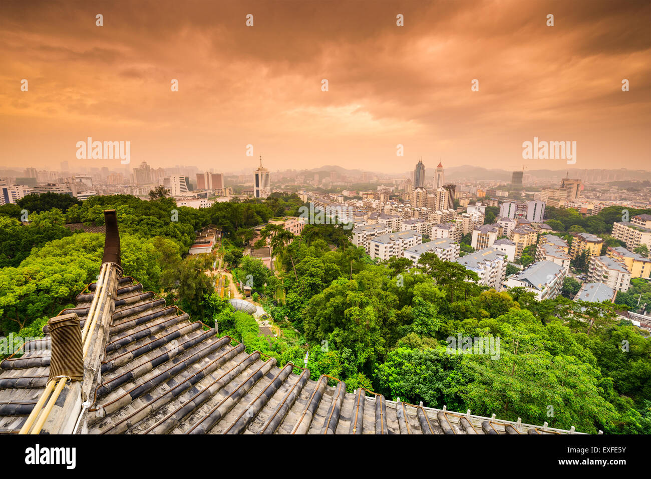 Fuzhou, Fujian, China el centro de paisaje urbano desde Zhenai torre. Foto de stock