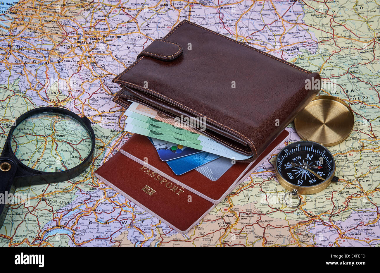 accesorios de viajero con pasaporte, libros de plan de viaje, billetera,  cámara, teléfono móvil, mochila y