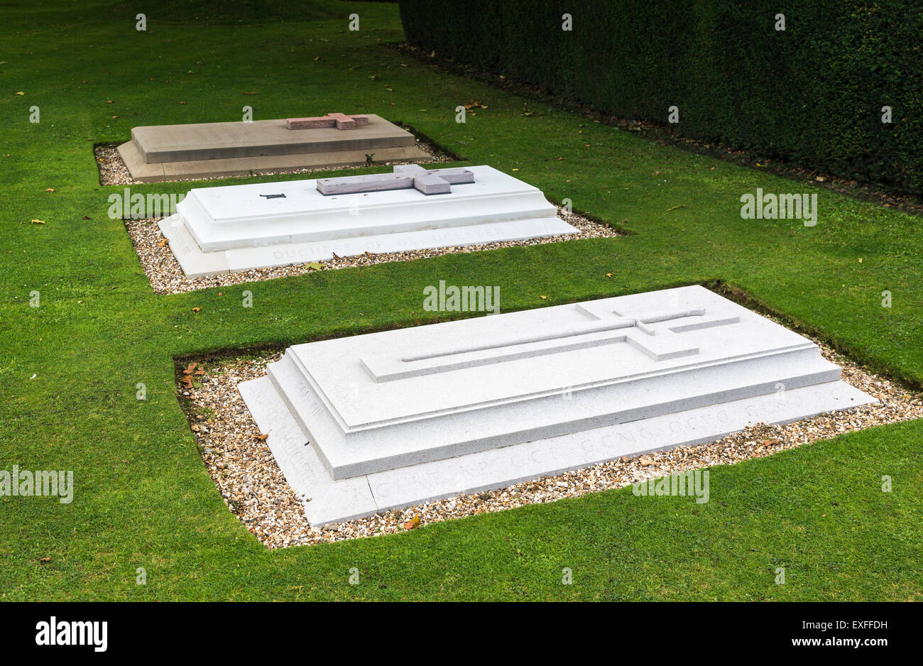 Las lápidas del Duque y la duquesa de Gloucester, en el Cementerio Real de Frogmore Estate, Windsor, Berkshire, Reino Unido Foto de stock