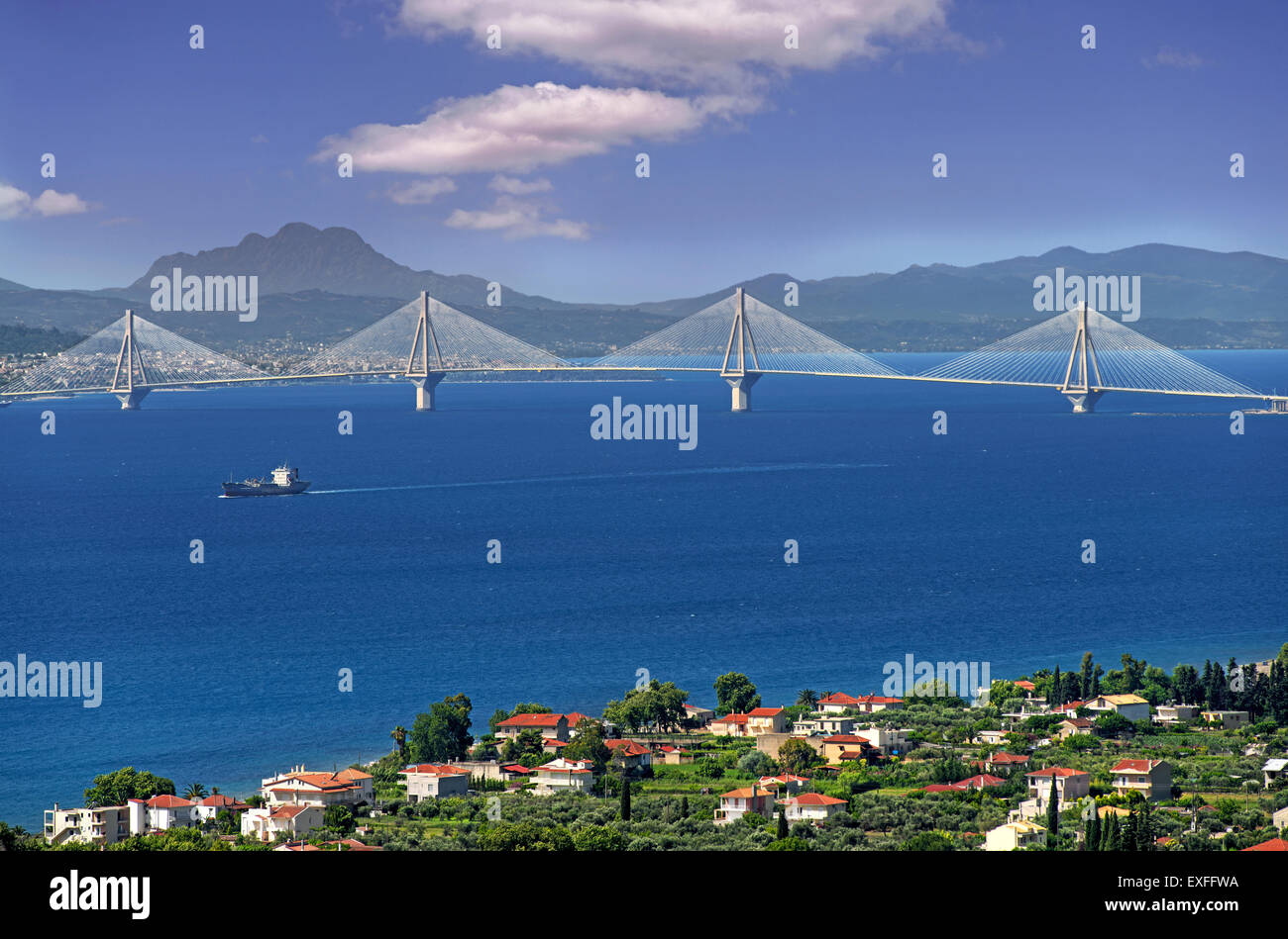 Rio-Antirrio puente, la más larga del mundo del tipo suspendido totalmente, vistos desde la ciudad de Nafpaktos región Aetoloacarnania, Grecia Foto de stock