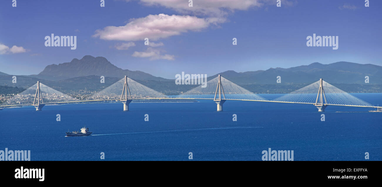 Rio-Antirrio puente es la más larga del mundo del tipo suspendido totalmente, que une el Peloponeso con la Grecia continental por carretera Foto de stock
