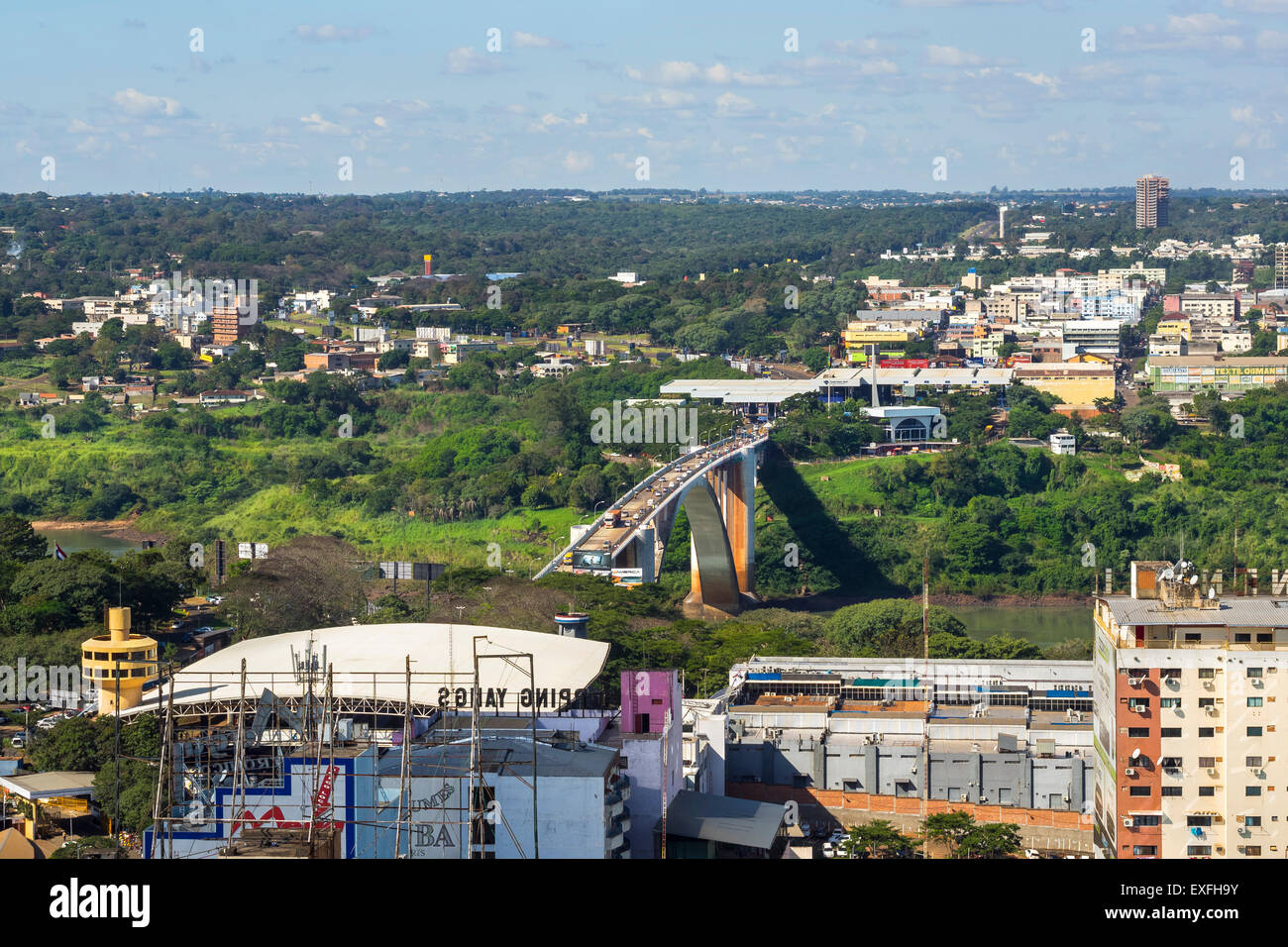 Vista aérea de los vehículos que cruzaban el puente de la amistad, la conexión de Foz do Iguaçu, Brasil, Ciudad del Este, Paraguay. Foto de stock