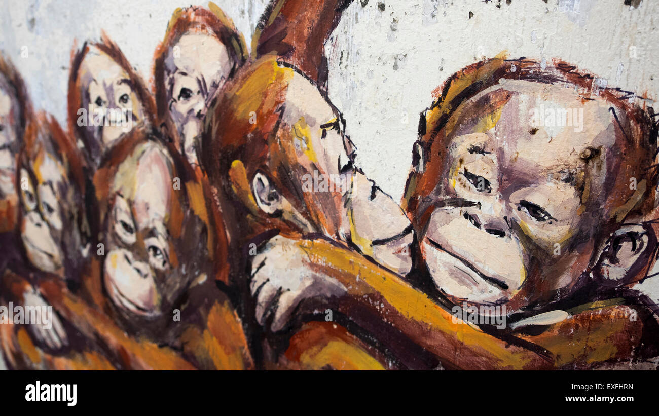 Los orangutanes en una carretilla street art mural del artista lituano Ernest Zacharevic en Kuching, Sarawak, Malasia. Foto de stock