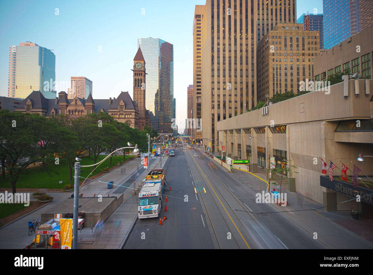 TORONTO, Canadá-Julio 9,2015: vista de la calle Queen, en el centro de Toronto con el antiguo edificio del Ayuntamiento, en el fondo, que alberga el ayuntamiento de la ciudad desde 1899 hasta 1966 y una de las ciudades más prominentes de estructuras. Foto de stock