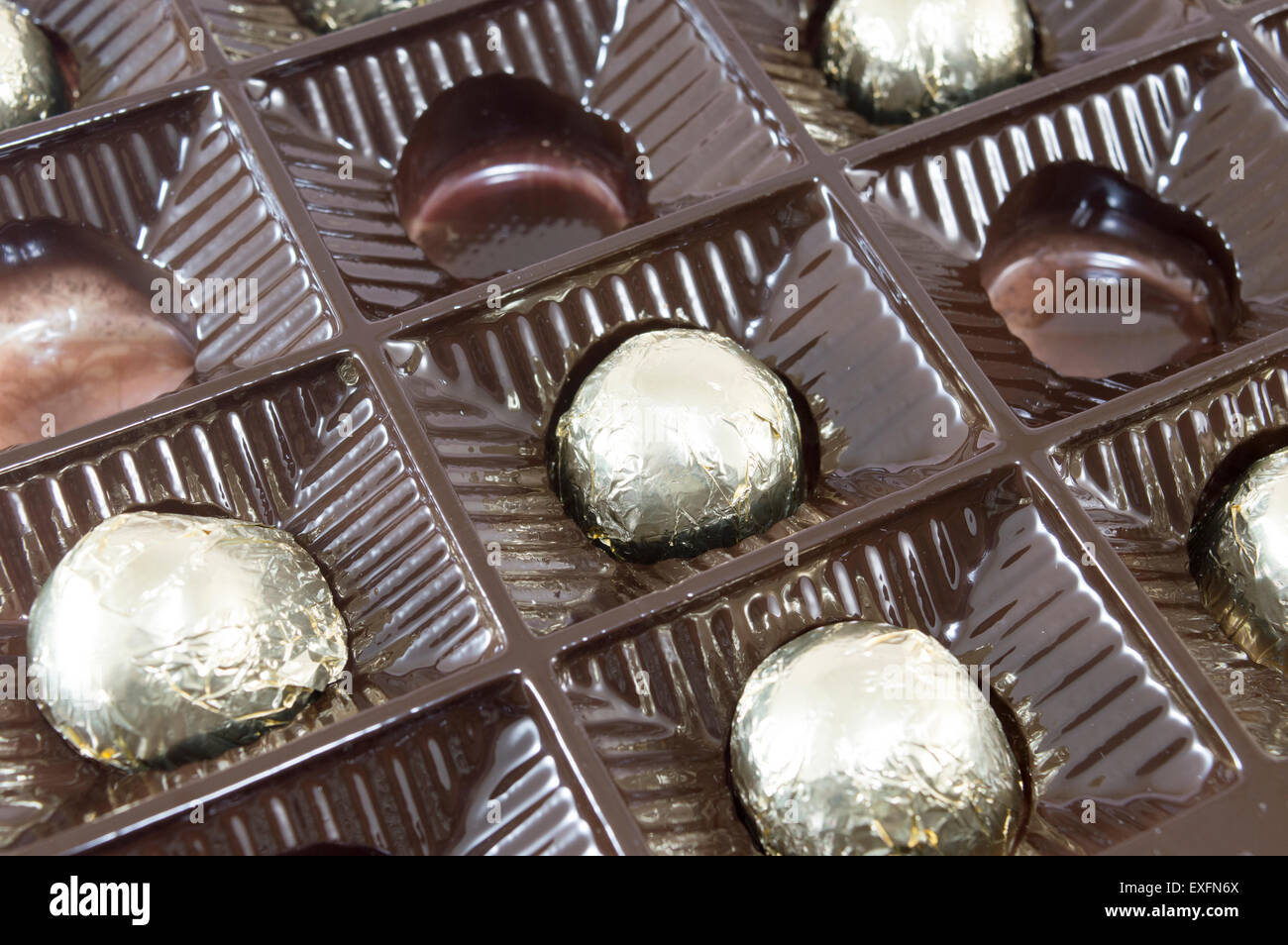 Dulces de Chocolate envuelto en envases de color dorado Foto de stock