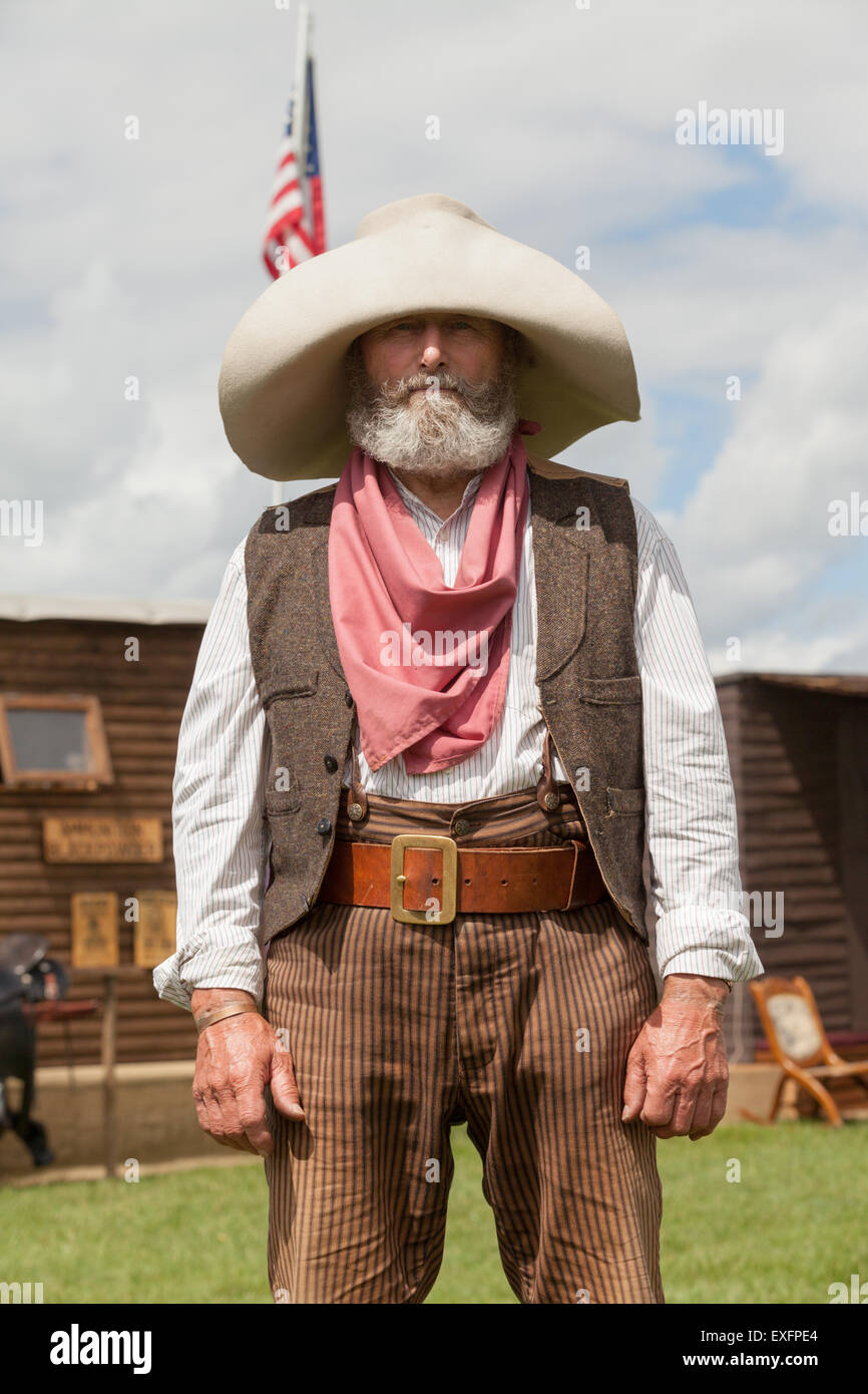 Hombre vestido de 'wild west' traje típico del siglo XIX de los Estados  Unidos. Persona es un salvaje oeste de re-enactor, Inglaterra Fotografía de  stock - Alamy